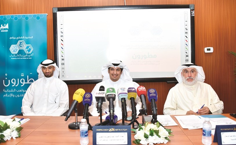 المدير العام عبدالرحمن المطيري يتوسط نائب رئيس مجلس أمناء الأكاديمية ومدير المشروع عبدالعزيز المجيبل في المؤتمر الصحافي	(ريليش كومار)﻿