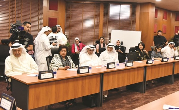 الأنباء مع عدد من أعضاء مجلس الأمناء للاكاديمية في المؤتمر﻿