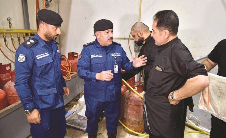 العميد محمد المحميد متفقدا إجراء الإطفاء الأمنية بإحدى الحسينيات﻿