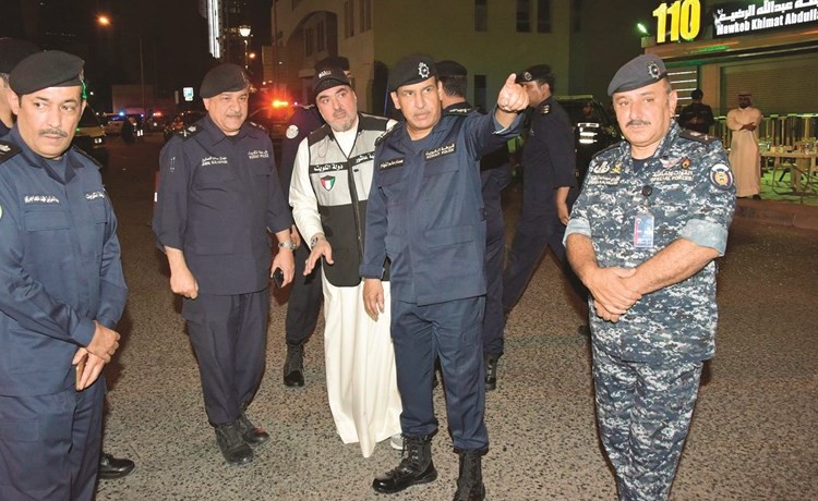 الفريق عصام النهام واللواء جمال الصايغواللواء شكري النجار واللواء عبدالعزيز الهاجري خلال الجولة ﻿