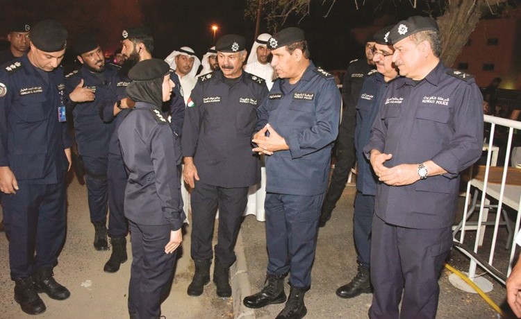 الفريق عصام النهام واللواء جمال الصايغ واللواء الشيخ سالم النواف لدى تفقد الاستعدادات الأمنية بإحدى الحسينيات﻿