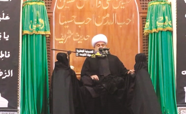 الشيخ هاني شعبان مرتقيا المنبر في الحسينية الجعفرية﻿
