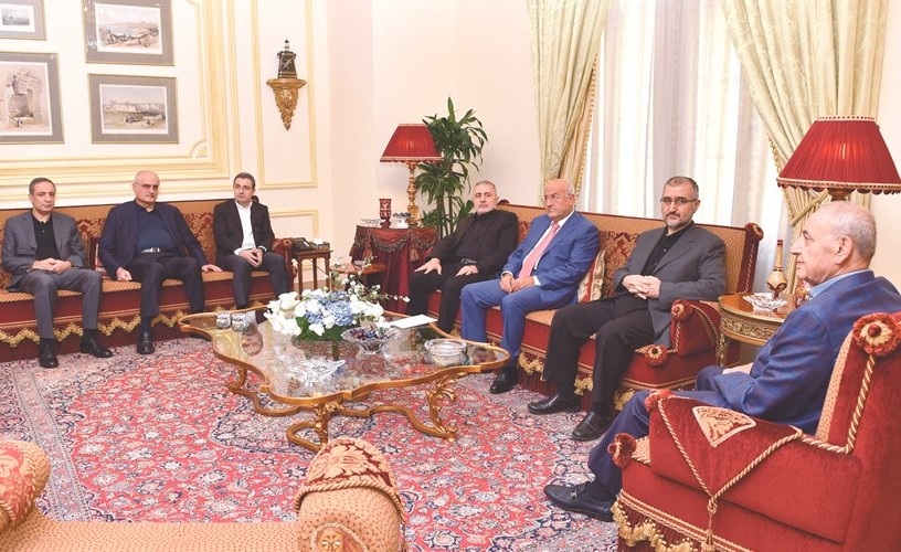 رئيس مجلس النواب نبيه بري خلال رعايته مصالحة بين حزب الله والحزب التقدمي الاشتراكي ويحضره المعاون السياسي للامين العام لحزب الله الحاج حسين خليل ورئيس وحدة الارتباط والتنسيق الحاج وفيق صفا والوزير وائل ابو فاعور والوزير السابق غازي العريضي							(محمود الطويل)﻿