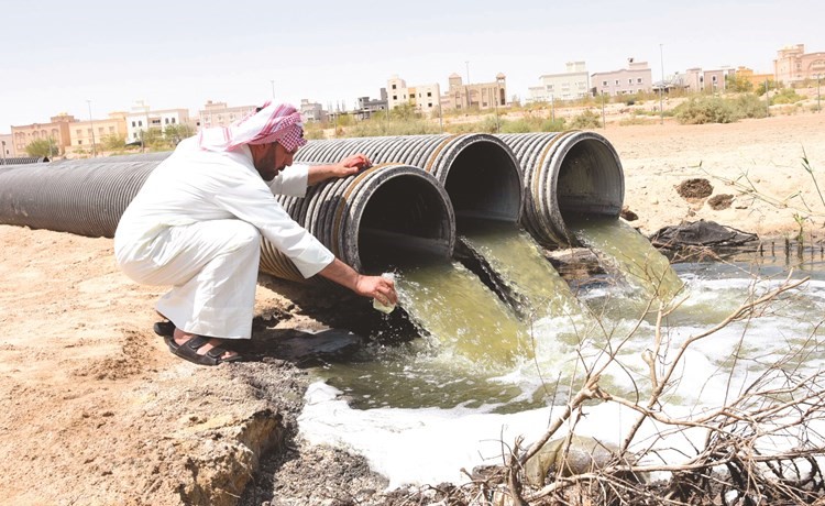 أخذ عينات من مياه الصرف المعالجة في مدينة صباح الأحمد السكنية	(احمد علي)﻿