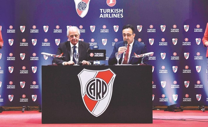 محمد إلكر أيجي ورودولوفو دونوفريو خلال توقيع الاتفاقية﻿