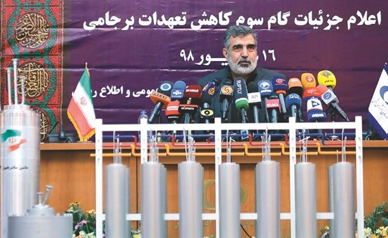 المتحدث باسم هيئة الطاقة النووية الايرانية بهروز كمالوندي معلنا تطوير أجهزة الطرد المركزي خلال مؤتمر صحافي بطهران امس 	(رويترز) ﻿