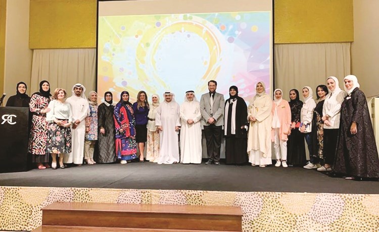 جانب من الحضور في ختام برنامج (بريق) في لقطة جماعية ﻿