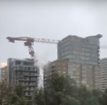 بالفيديو.. إعصار دوريان يحول رافعة بناء عملاقة الى خردة حديد في ثوان