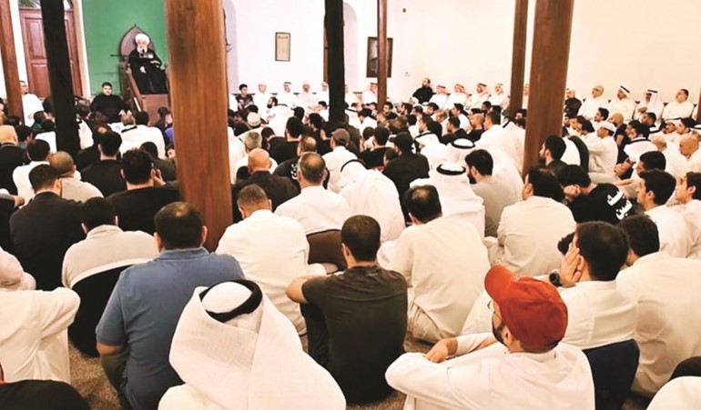 عدد من الحضور في حسينية معرفي يتابعون الشيخ د. فاضل المالكي ﻿