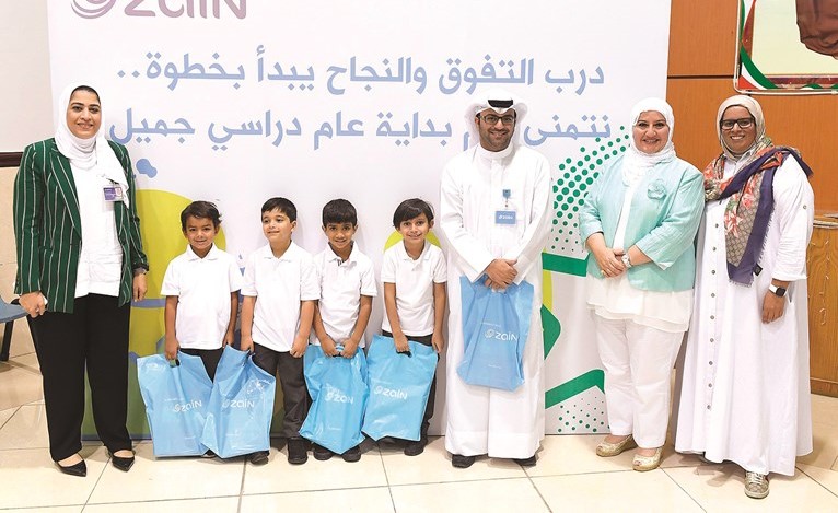 فريق زين مع الطلبة وإدارة المدرسة﻿