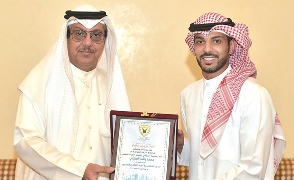 الخرينج يتسلم من راشد درعا تذكارية بمناسبة اعتزاله﻿