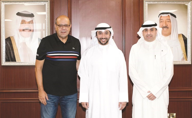 د.صقر الملا متوسطا رشيد العنزي والتونسي عادل التلاتلي﻿