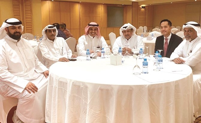 عبدالله وبدر وجاسم الذياب مع فيصل باقر وقايد العدواني خلال مراسم القرعة﻿