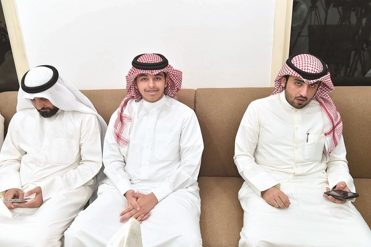 الزميل عبدالعزيز المطيري متابعا الندوة	(متين غوزال)﻿