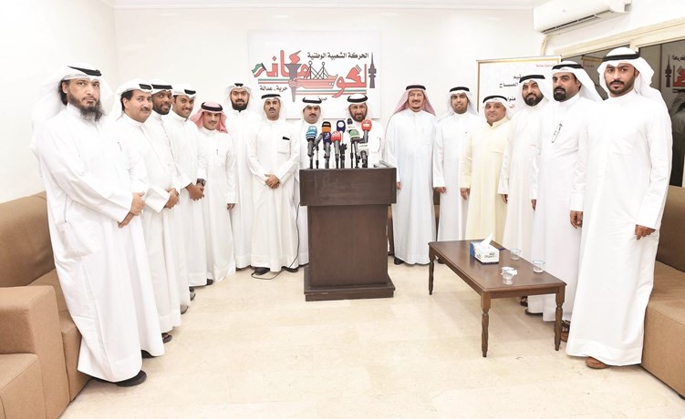 الشيخ مشعل الصباح متوسطا مبارك الدويلة وعبداللطيف العميري وسعود الحجيلان وفلاح السويري وعدد من الحضور﻿