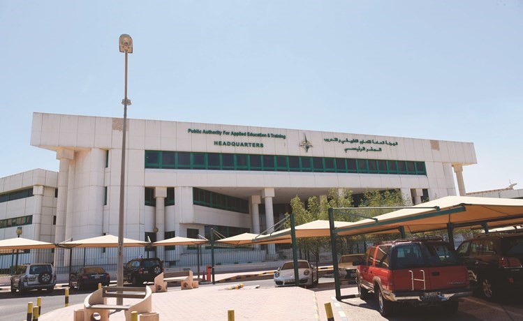 الازدحام في محيط مباني الهيئة كان سمة بارزة طوال يوم أمس﻿