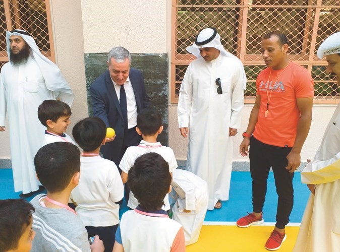 إدارة المدرسة في استقبال الطلاب وأولياء أمورهم﻿