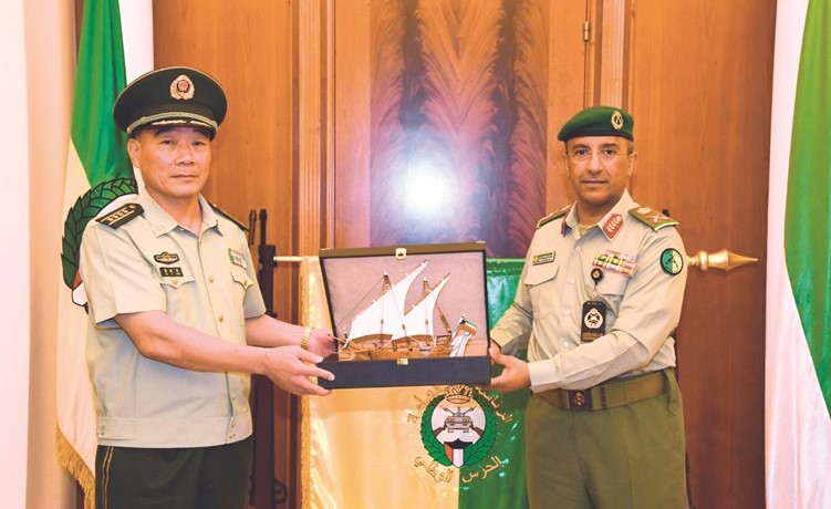 اللواء جمال الذياب يقدم درعا تكريمية للعميد زو جيليانغ﻿