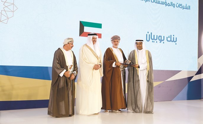 عبدالله المحري متسلما الجائزة﻿