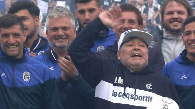 بالفيديو.. 30 ألف أرجنتيني يستقبلون «الأسطورة» مارادونا