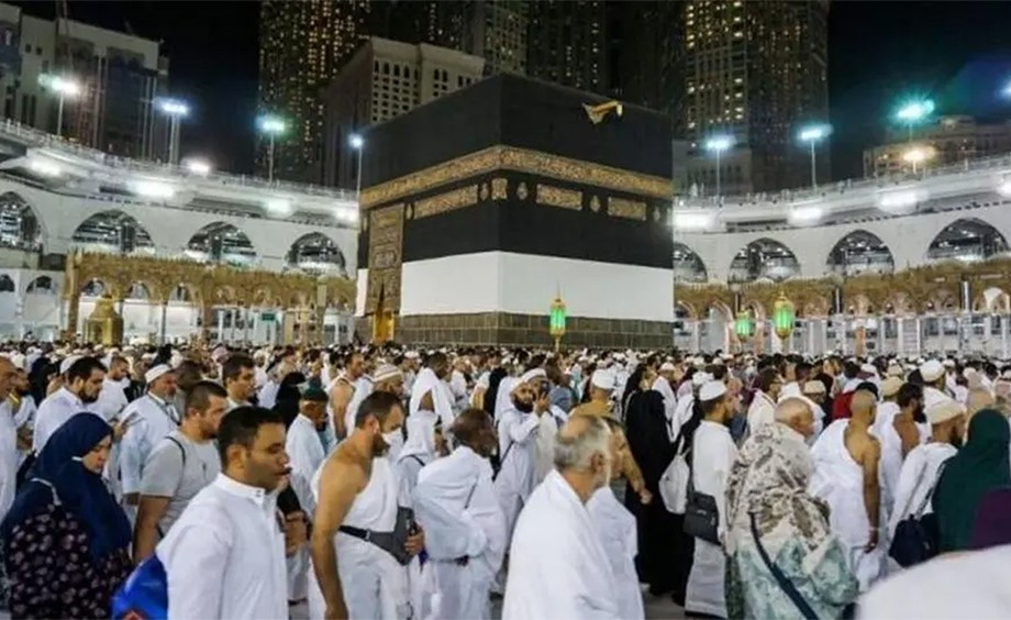 السعودية تلغي رسوم تكرار العمرة وتعيد هيكلة التأشيرات