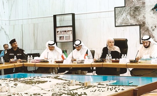  م.مها البغلي خلال ترؤسها اجتماع اللجنة﻿