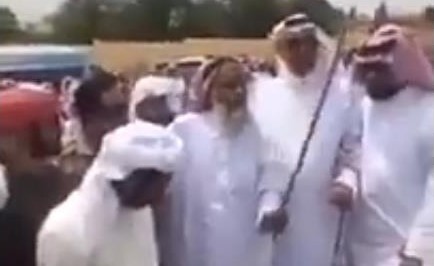 بالفيديو.. ماذا قال والد شهيد سعودي لحظة دفن ابنه
