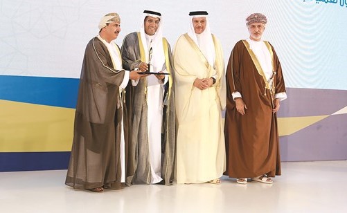 المحري متسلما الجائزة ﻿