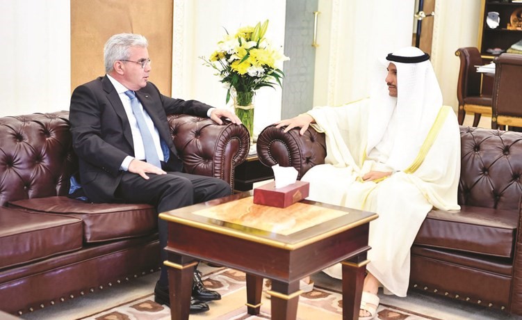 رئيس مجلس الأمة مرزوق الغانم خلال استقباله السفير الفلسطيني رامي طهبوب﻿