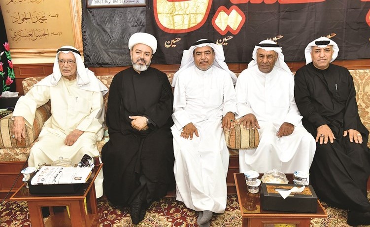 الشيخ عبدالمجيد الصميري مع عدد من رواد مجلس الحسينية العباسية﻿