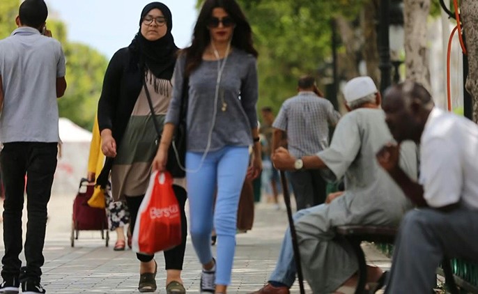 بالفيديو.. غياب لافت لمشاركة النساء في الانتخابات الرئاسية المبكرة في تونس