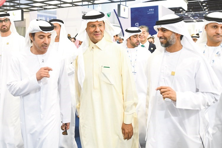 الأمير عبدالعزيز بن سلمانووزير الطاقة والصناعة الاماراتي سهيل المزروعي خلال مؤتمر أبو ظبي أمس (ا ف پ﻿