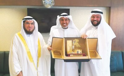 د. فهد الشعلة يتسلم التكريم من مساعد مندني ﻿