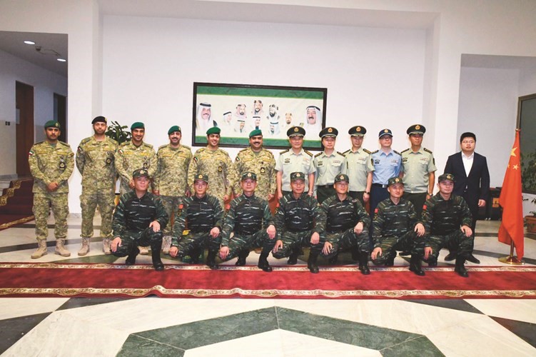 صورة جماعية في معسكر سمو الشيخ سالم العلي﻿