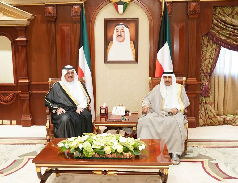  سمو نائب الأمير وولي العهد الشيخ نواف الأحمد مستقبلا  سفير خادم الحرمين الشريفين لدى الكويت سمو الأمير سلطان بن سعد بن خالد آل سعود