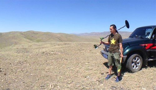 بالفيديو.. صائدو "النيازك".. مغامرات طموحة لجني ثروات تهبط من الفضاء
