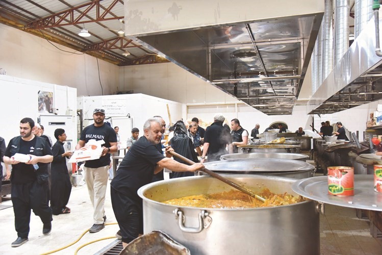 جانب من عمليات إعداد الطعام في الحسينية الكربلائية﻿