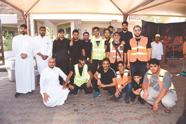 جانب من المتطوعين لخدمة معزي الحسين في حسينية المعصومين﻿