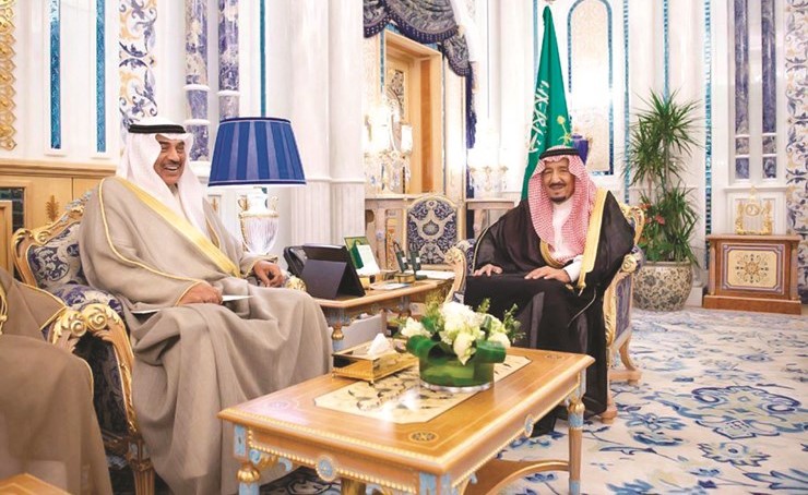 خادم الحرمين الشريفين الملك سلمان بن عبدالعزيز مستقبلا الشيخ صباح الخالد﻿