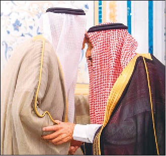 الشيخ صباح الخالد مقبلا رأس خادم الحرمين الشريفين الملك سلمان بن عبدالعزيز