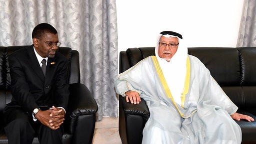 مثل صاحب السمو الشيخ صباح الأحمد خلال تقديم واجب العزاء 