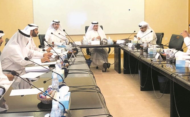 فهيد المويزري مترئسا اجتماع لجنة الأحمدي﻿