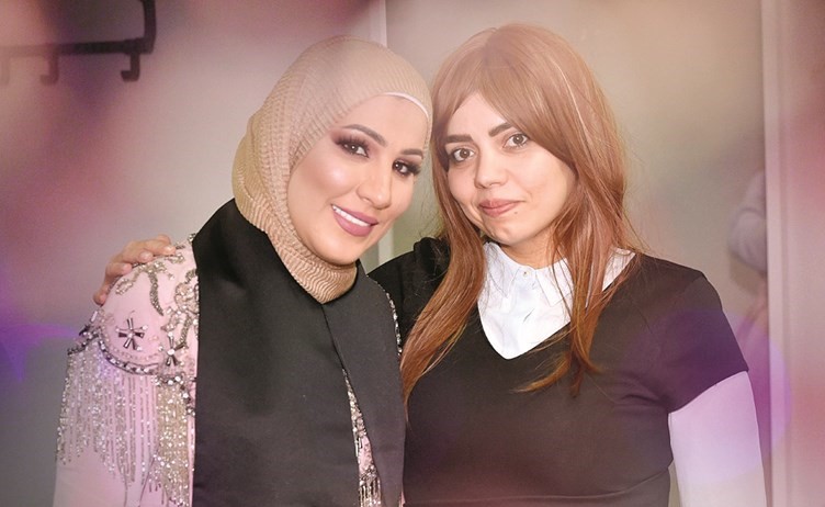 المطربة نداء شرارة مع الزميلة أميرة عزام في كواليس مسرح عبدالحسين عبدالرضا﻿