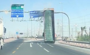 الشاحنة أثناء اصطدامها باللوحة الإرشادية﻿