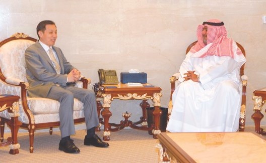 الشيخ ثامر العلي مستقبلا السفير الصيني ﻿