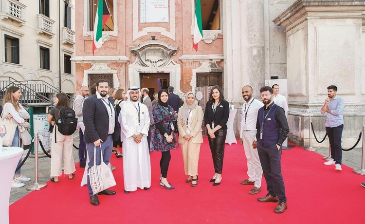فريق عبدالله السالم الثقافي مع الفنانين ﻿