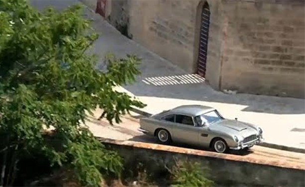 بالفيديو.. تصوير مطاردة مثير لأحدث فيلم من سلسلة "جيمس بوند" في إيطاليا