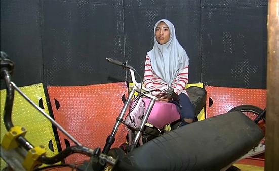 بالفيديو.. إندونيسية تخوض غمار رياضة "حائط الموت" بحجاب بدل الخوذة