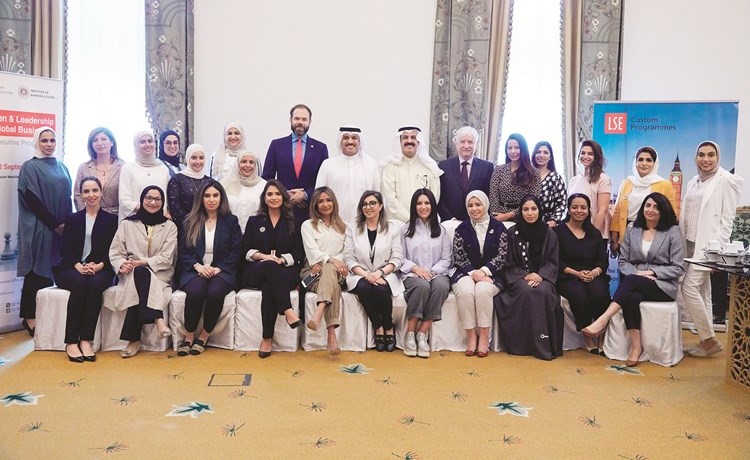 د.محمد الهاشل ود.يعقوب الرفاعي في لقطة جماعية مع المشاركين في البرنامج﻿