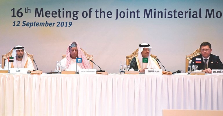 صاحب السمو الملكي الأمير عبدالعزيز بن سلمان ووزير الطاقة الروسي ألكسندر نوفاك ووزير الطاقة الإماراتي سهيل المزروعي ومحمد باركيندو خلال المؤتمر			(أ.ف.پ) ﻿